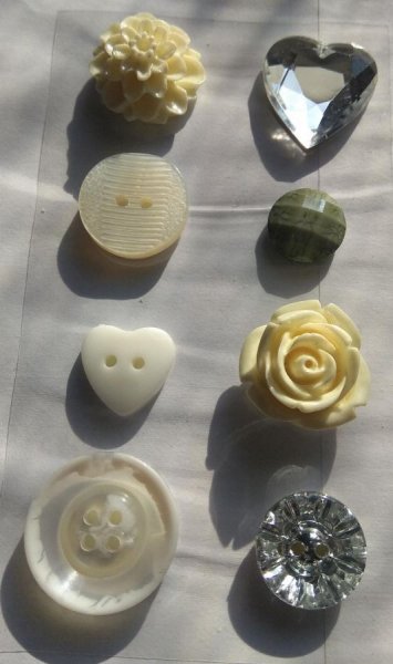 Boutons acrylique  motif divers lot de 8 pièces 2 cm