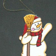 Bonhomme de neige en bois avec grand balai
