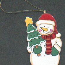 Bonhomme de neige en bois avec sapin